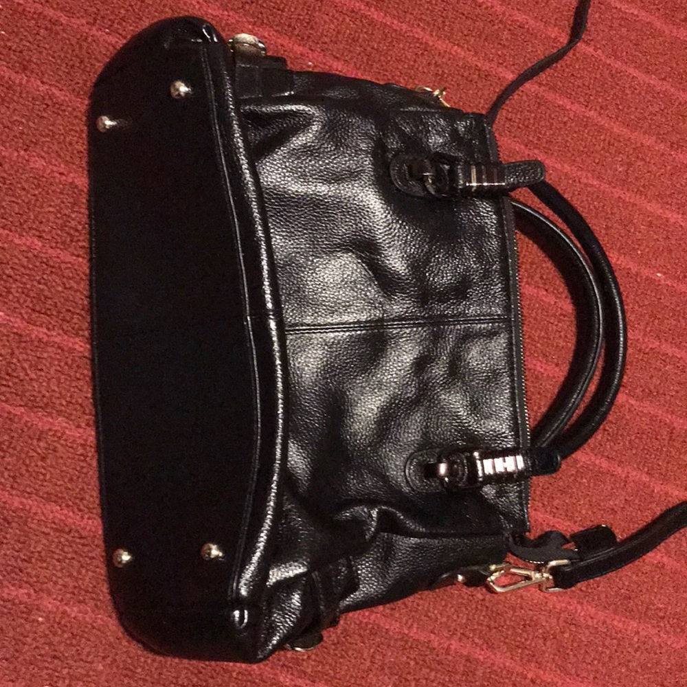 Black leather shoulder bag 💕.      Large